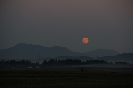 尾神岳の右肩の月