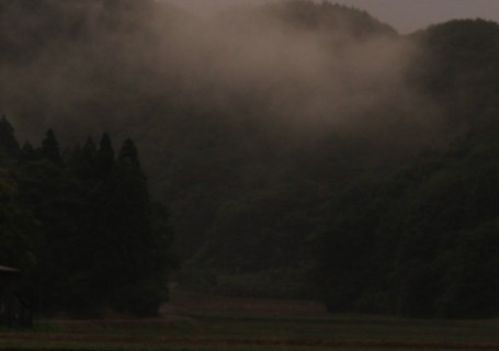 霧の山あい