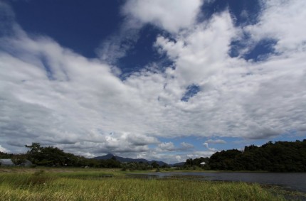 米山と雲