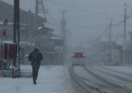 吹雪の道路