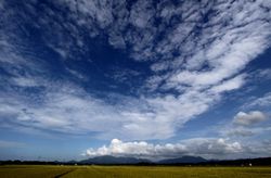 米山と尾神と雲