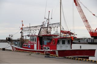 赤い漁船