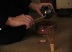 茶杓の茶を払う